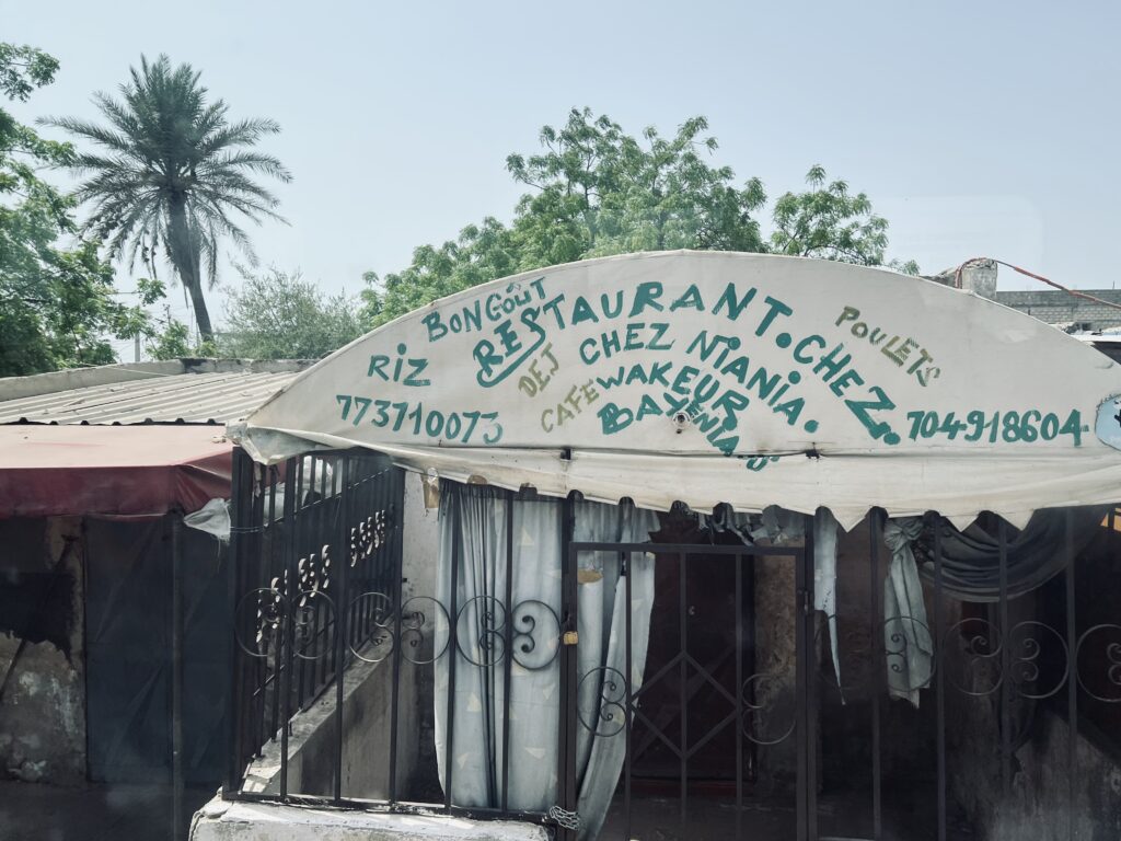 Lebendiges Lettering in Kaolack, Senegal.